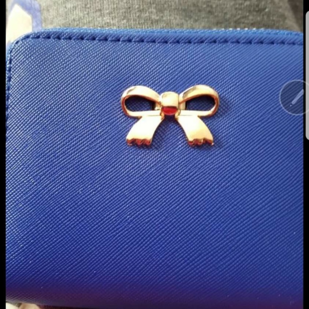 CHANGE AND CREDIT CARD WALLET.
COLOR BLUE